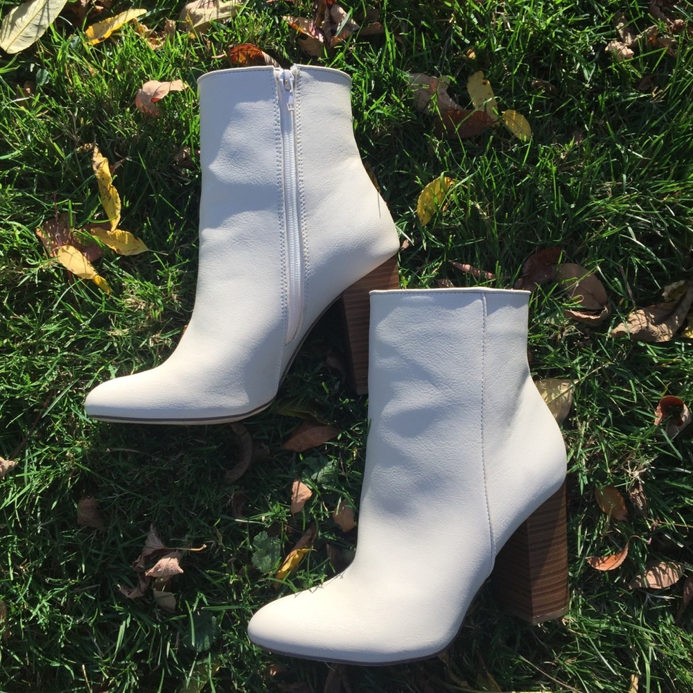 SHOE DAZZLE White / Cream pleather booties - 10